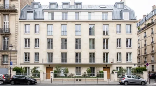 Immeuble résidentiel français montrant différents étages depuis le rez-de-chaussée jusqu'au dernier étage