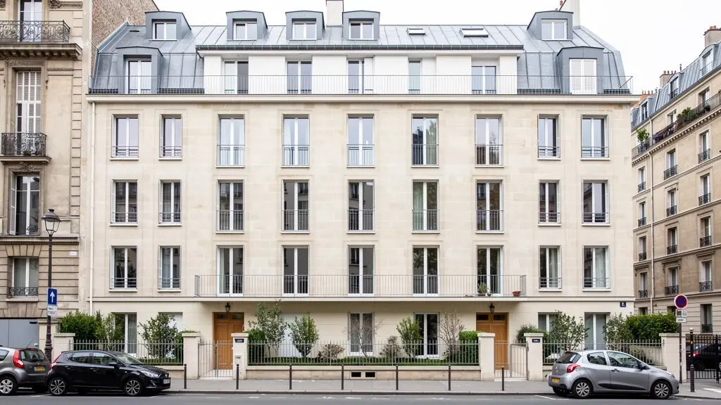 Immeuble résidentiel français montrant différents étages depuis le rez-de-chaussée jusqu'au dernier étage